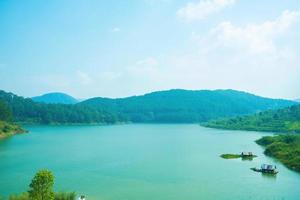 lago tuyen lam em dalat, vietnã, bela paisagem para viagens ecológicas no vietnã, incrível lago entre a floresta de pinheiros faz uma cena maravilhosa, barco na água, a zona rural da lat é um lugar famoso para férias foto