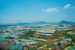 incrível paisagem do nascer do sol no vale da estufa agrícola na cidade da lat. a luz da estufa para crescer flores em da lat. conceito de viagem e paisagem foto