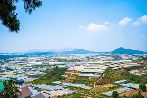 incrível paisagem do nascer do sol no vale da estufa agrícola na cidade da lat. a luz da estufa para crescer flores em da lat. conceito de viagem e paisagem foto