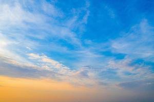 céu azul laranja e amarelo com a nuvem no crepúsculo na tailândia no ano de 2018. foto