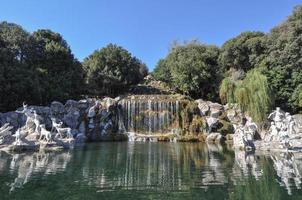 jardins do palácio real e fonte em caserta foto