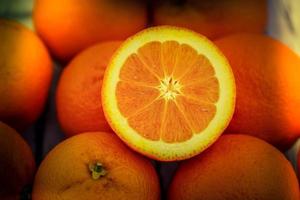 uma pilha de frutas frescas de laranja em fatias foto