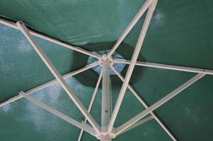 maca de guarda-chuva ao ar livre, tubo e corredor foto