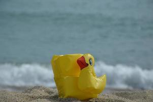 pato inflável na praia foto