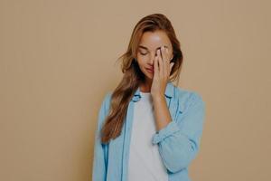 retrato de jovem cansado e irritado posando no estúdio foto