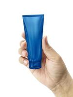 mão segurando o tubo de plástico cosmético isolado no fundo branco foto