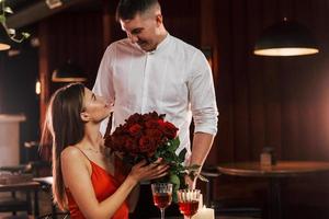 lindo casal romântico jantando no restaurante foto