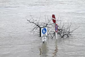 clima extremo - zona pedonal inundada em colônia, alemanha foto