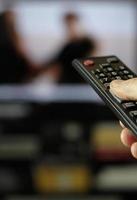 controle remoto e tela - assistir ao programa de TV favorito foto