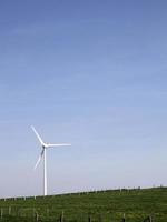 energia sustentável - turbina eólica em um campo foto