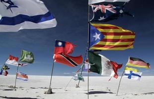 várias bandeiras nacionais nas salinas de uyuni, bolívia foto