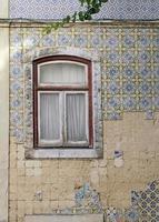 ligeiramente danificado e encantador - edifício com azulejos em lisboa, portugal foto