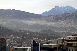 02 de junho de 2016 - la paz, bolívia - nevoeiro sobre as montanhas que cercam a cidade de la paz, bolívia foto