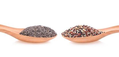 semente de quinoa chenopodium e semente de chia em colher de pau, isolada no fundo branco. foto