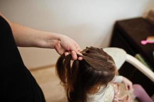 mãe e filha fim de semana juntos em casa, mãe fazendo penteado. foto