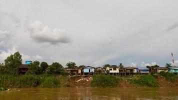 deslizamento de terra escorregas costa rio foto