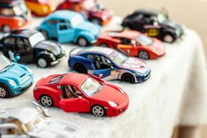 imagem de close-up de um modelo de brinquedo sedan de luxo vermelho. foto