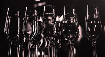 copos de vinho limpos brilhantes foto