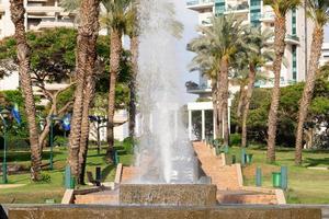 belo parque com uma fonte na cidade de ramat gan em israel foto