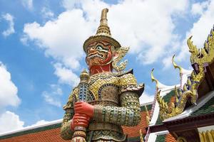 estátuas gigantes os personagens em wat phra kaew nos marcos do templo da tailândia foto