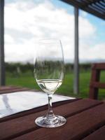 copos de vinho vazios são colocados em uma mesa de madeira foto