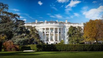 o prédio da casa branca em washington dc em um dia ensolarado. foto