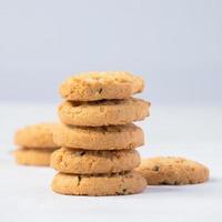 pão de biscoitos frescos em fundo branco. saudável comer café da manhã. foto