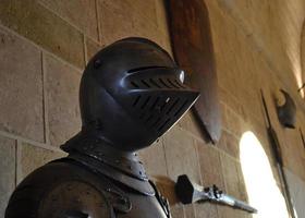 capacete de uma armadura medieval foto