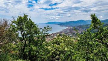 paisagem da bela vila de borgio verezzi, na ligúria ocidental, em um esplêndido dia de primavera em 2022 foto