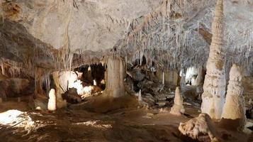 as espetaculares cavernas de borgio verezzi, com suas estalactites e estalagmites, na ligúria na primavera de 2022 foto