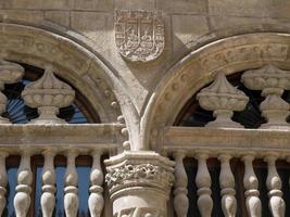 granada, andaluzia, espanha, 2014. brasão de armas no exterior da catedral em granada, andaluzia, espanha, em 7 de maio de 2014 foto