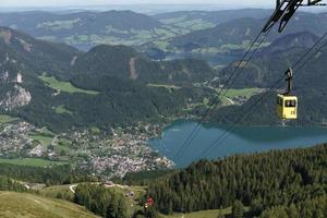 st gilgen, áustria, 2017. teleférico da montanha zwolferhorn descendo para st gilgen foto