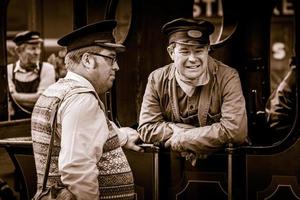 Horsted Keynes, West Sussex, Reino Unido, 2011. maquinista e maestro no sul no dia da reconstituição da guerra foto