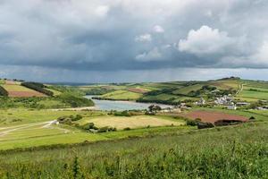 vista do caminho costeiro sudoeste perto de thurlestone em direção à vila de buckland em devon foto