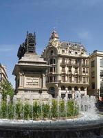 granada, andalucia, espanha, 2014. monumento a ferdinand e isabella, plaza isabel la catolica, granada, espanha em 7 de maio de 2014. pessoas não identificadas. foto