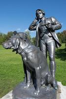 bad ischl, áustria, 2017 estátua de um homem e dois cães no imperial kaiservilla em bad ischl foto