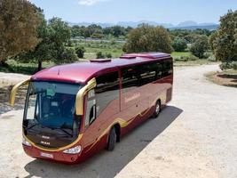 ronda, andalucia, espanha, 2014. transanadalucia ônibus estacionado em uma fazenda perto de ronda espanha em 8 de maio de 2014. pessoa não identificada. foto