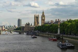 londres, reino unido, 2014. vista do rio tâmisa em direção ao big ben e às casas do parlamento foto