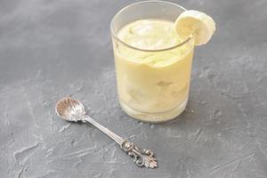 batido de banana espumoso gelado. foto