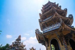 pagode linh phuoc em da lat, vietnã. famoso marco de dalat, templo de vidro de porcelana budista. pagode linh phuoc em dalat vietnã também chamado de pagode do dragão. foto