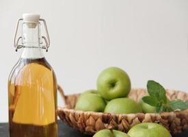 vinagre de maçã. garrafa de vinagre orgânico de maçã caseiro foto