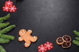 mesa festiva de natal com eletrodomésticos, pães de gengibre, galhos de árvores e árvores cítricas secas foto