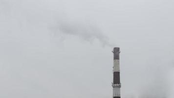 poluição atmosférica. fumaça do tubo de fábrica em dia nublado. foto