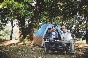 dois melhores amigos vão acampar foto