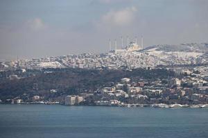 vista aérea da cidade de Istambul em dia de neve foto