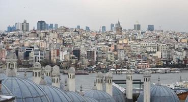 telhados de banho suleymaniye e distrito de galata em istambul, turquia foto