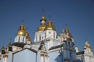 rua mosteiro de cúpula dourada de michaels em kiev, ucrânia foto