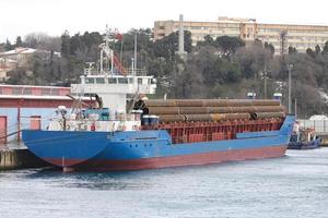 navio de carga no porto foto