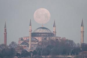 pôr da lua sobre hagia sophia, istambul, turquia foto