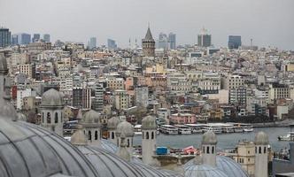 telhados de banho suleymaniye e distrito de galata em istambul, turquia foto